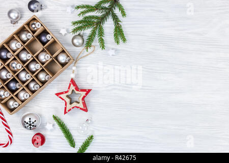 Neujahr festlichen Hintergrund mit Box der Christbaum Kugeln und verschiedene Dekorationen, flach Stockfoto