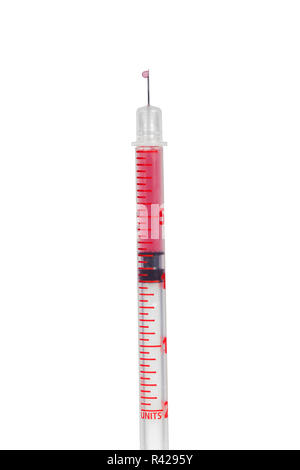 Spritze mit Kanüle/Nadel Diabetes Drogen isoliert mit roter Flüssigkeit Stockfoto