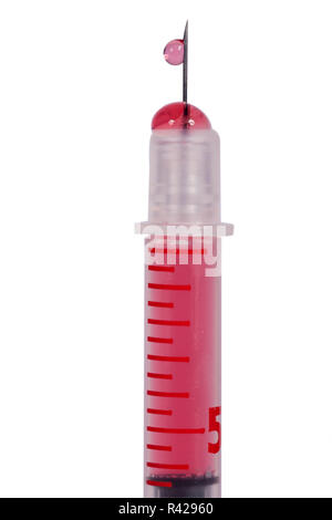Spritze mit Kanüle/Nadel Diabetes Drogen isoliert mit roter Flüssigkeit Stockfoto