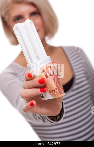 Frau mit Glühbirne Energiesparlampe und 10-Euro-Banknote Stockfoto