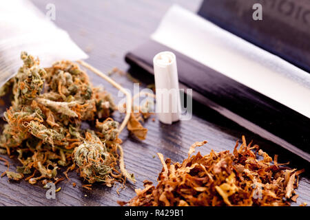 Cannabis marihuana mit Papier und gemeinsame für rotierende Droge Stockfoto