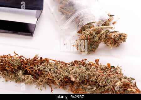 Cannabis marihuana mit Papier und gemeinsame für rotierende Droge Stockfoto