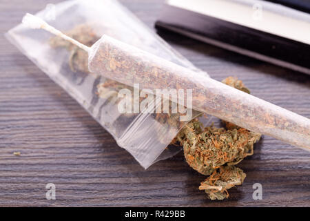 Cannabis marihuana mit Papier und gemeinsame für rotierende Droge Stockfoto