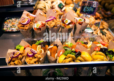 Verschiedene burritos in Papiertüten auf dem Markt Stockfoto