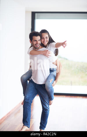 glückliche junge romantische Paar Spaß und Entspannung zu Hause Stockfoto