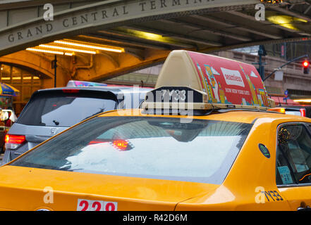 Trotz der raschen Zunahme von Uber und Lyft und der entsprechenden Rückgang der Medaillon kosten, das Gelbe Taxi bleibt allgegenwärtig auf den Straßen von New York City Stockfoto