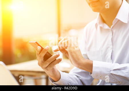 Geschäftsleute, Smartphone, Laptop und den Sonnenuntergang. Stockfoto