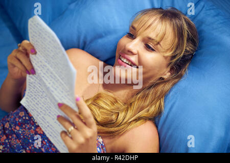 Mädchen in der Liebe Lesen Schreiben Freund Stockfoto