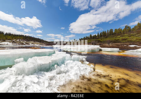 Frühling Landschaft mit zerbröckelnden Eis auf einem kleinen Bach im Süden Jakutien während der eisgang. Stockfoto