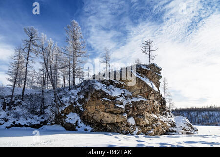 Cliff am Zusammenfluss der Flüsse und Samokit Chulman in Jakutien, Russland Stockfoto