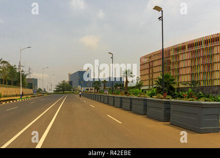 KIGALI, Ruanda - Oktober 19,2017: KG 2 Kreisverkehr Bereich dieser Straße ist frei von Verkehr. Es ist das Radisson Blu Hotel, dem Kongresszentrum und dem Kiga Stockfoto