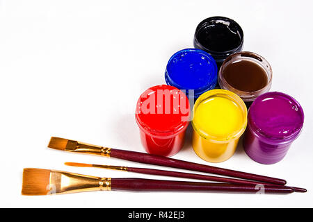 Flaschen mit Gouache Farben und verschiedene Arten von Bürsten für künstlerische Gemälde. Stockfoto