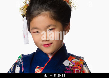 Junge Mädchen im Kimono auf Weiß Stockfoto