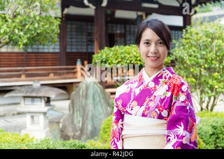 Frau in japanischen Tempel mit Kimono Stockfoto