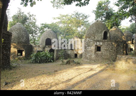 Rundown Meditation kuppeln die Beatles Ashram in Rishikesh, Indien Stockfoto