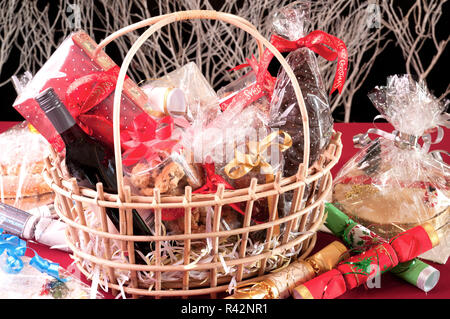 Weihnachten Korb mit Keksen, Schokolade und eine Flasche Wein behindern Stockfoto