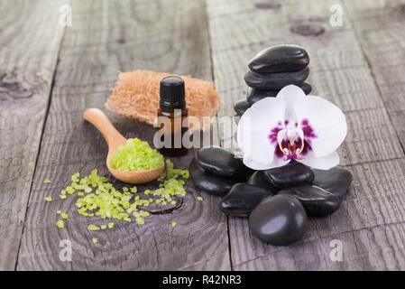 Spa mit Badesalz, Loofah, Steine und Orchidee close-up Stockfoto