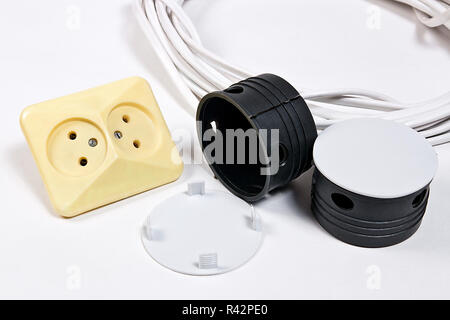 Steckdosen und Stromkabel, weiße Oberfläche Stockfoto