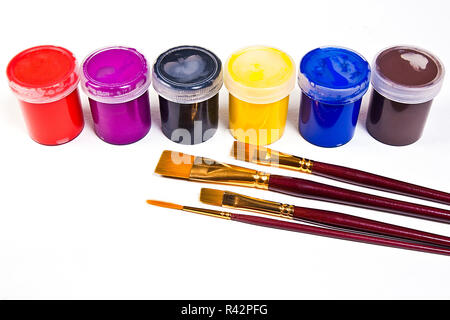 Flaschen mit Gouache Farben und verschiedene Arten von Bürsten für künstlerische Gemälde. Stockfoto