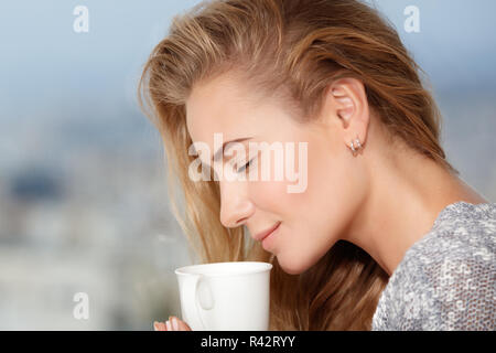 Frau genießen Kaffee am Morgen Stockfoto