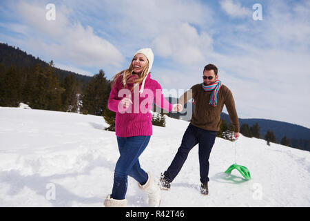 glückliche junge Paare, die Spaß auf frischen Show am Winterurlaub Stockfoto