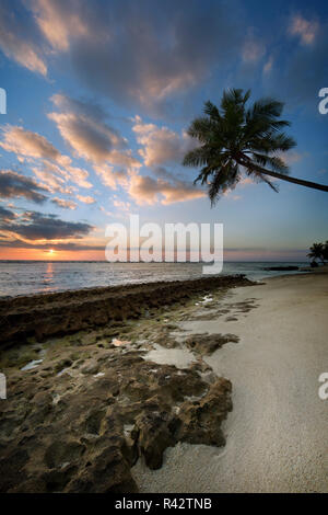 Tropischen Strand bei Sonnenuntergang Stockfoto