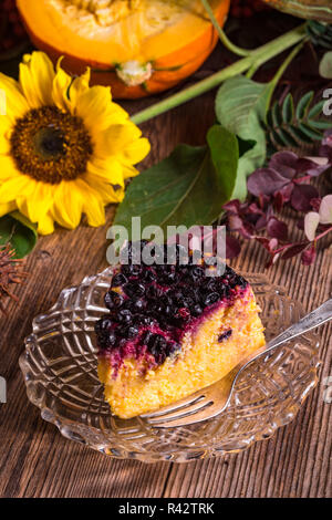 Herbst Kürbis Käsekuchen mit Preiselbeeren Stockfoto