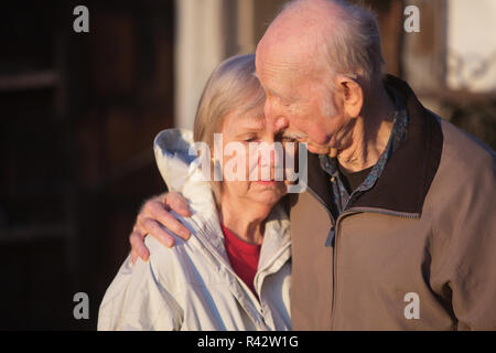 Der Mensch Trost Traurige Frau Stockfoto