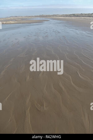 Sandbank, die bei Ebbe auf der Insel Borkum an einem Wintertag Stockfoto