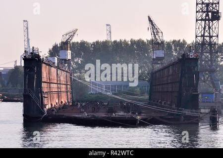 leeren Sie schwimmenden Trockendock der Werft Stockfoto