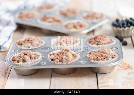 Blueberry Muffin Teig in muffin Metallwanne. Stockfoto