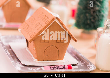 Nahaufnahme der Lebkuchenhäuser auf Kinder Handwerk Weihnachtsfeier. Stockfoto