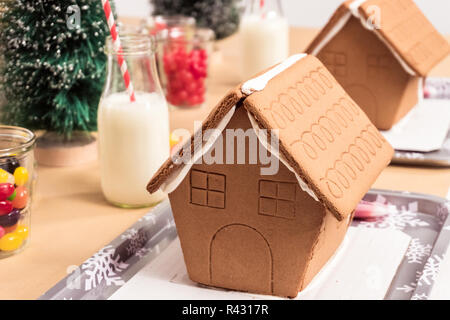 Nahaufnahme der Lebkuchenhäuser auf Kinder Handwerk Weihnachtsfeier. Stockfoto