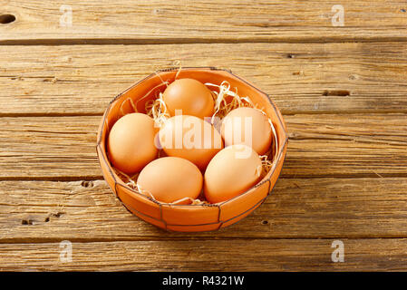 Braune Eier in Terrakotta Schale Stockfoto