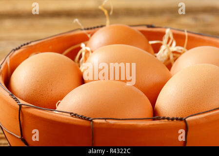 Braune Eier in Terrakotta Schale Stockfoto