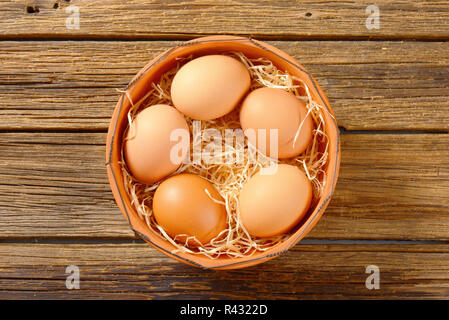 Braune Eier in Terrakotta Schale Stockfoto