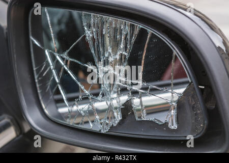 Zebrochener auto Außenspiegel Stockfoto