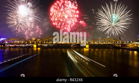 Feuerwerk über dem Rhein in Köln Stockfoto