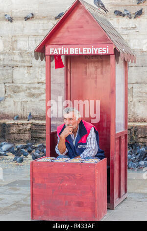 Istanbul, Türkei, 19. September 2013: Mann verkauft Taubenfutter von einem Stand außerhalb der Neuen Moschee in Eminönü. Stockfoto