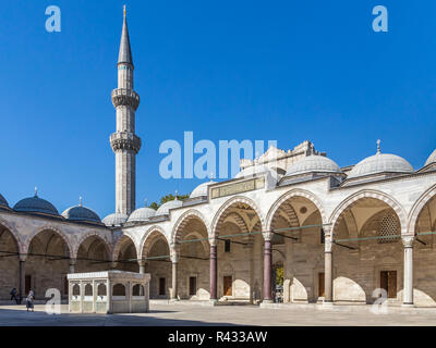 Istanbul, Türkei, 19. September 2013: Innenhof der Süleymaniye Moschee. Stockfoto