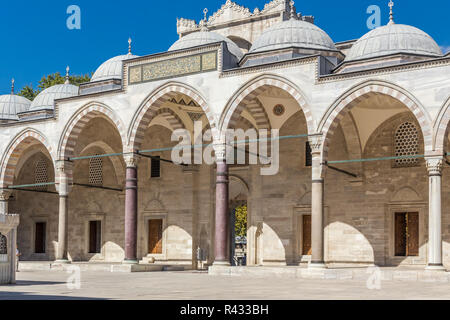 Istanbul, Türkei, 19. September 2013: Innenhof der Süleymaniye Moschee. Stockfoto