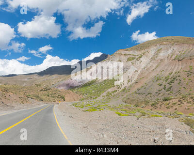 Cajon del Maipo. Maipo Canyon. Straße, verläuft durch das Cajon del Maipo in der Provinz von Chile, Chile Stockfoto