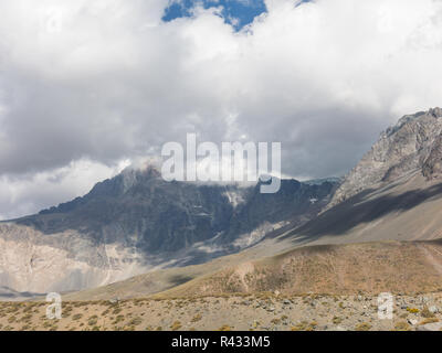 Cajon del Maipo. Maipo Canyon, eine Schlucht in der Anden. Chile. In der Nähe der Hauptstadt Santiago. Es bietet wunderschöne Landschaften. Stockfoto