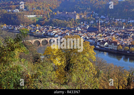 Neckar mit Blick auf die Altstadt und das Schloss in Heidelberg im Herbst 2015 Stockfoto