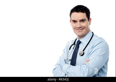 Männliche Chirurgen mit gefalteten Armen posing Stockfoto