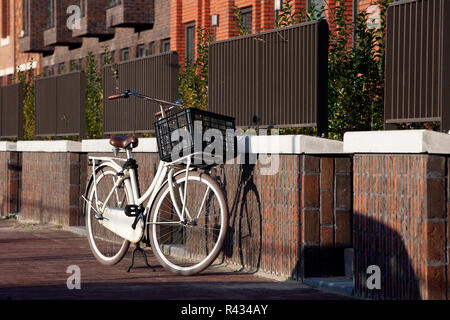 Weiß bike in einem Wohnviertel Stockfoto