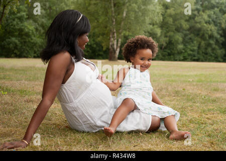 Afrikanische Mutter und Kind spielen Stockfoto