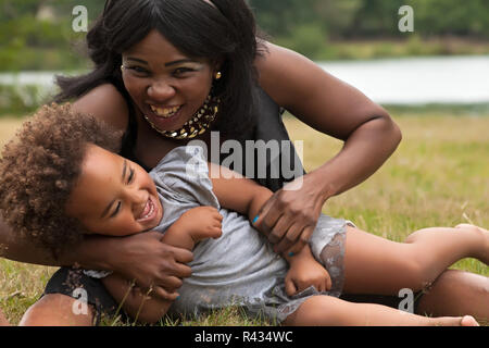 Afrikanische Mutter spielt mit ihren Mädchen Stockfoto