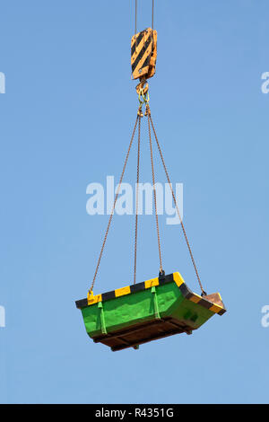 Green Erbauer überspringen in der Luft Stockfoto