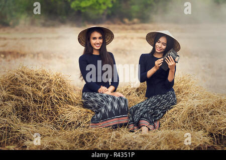 Zwei Landschaft Frau hören die Vintage Radio auf der Rasenfläche, auf dem Land Lifestyle Konzept Stockfoto